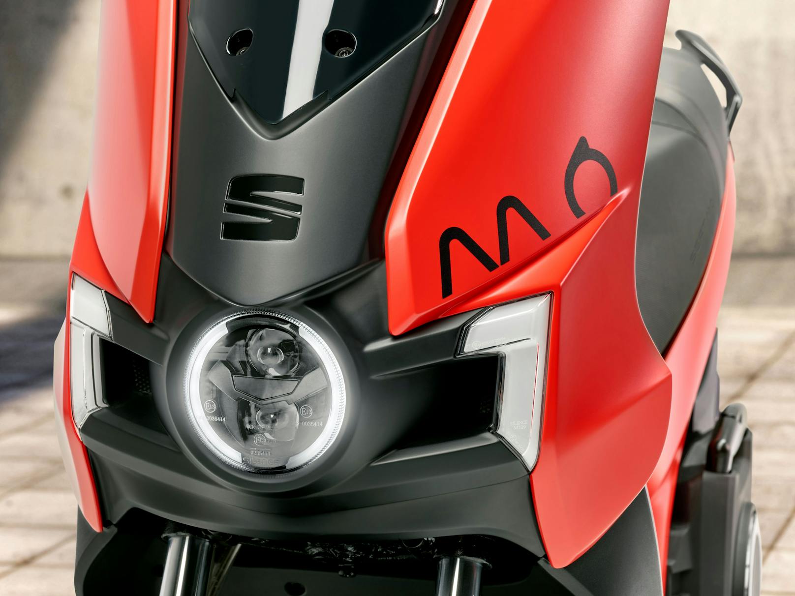 Der SEAT MÓ ist der erste vollelektrische eScooter der 125-Kubik-Klasse. Der 7-kW-Elektromotor sorgt für eine Höchstgeschwindigkeit von 95 km/h und eine Beschleunigung von 3,9 Sekunden von 0 auf 50 km/h.