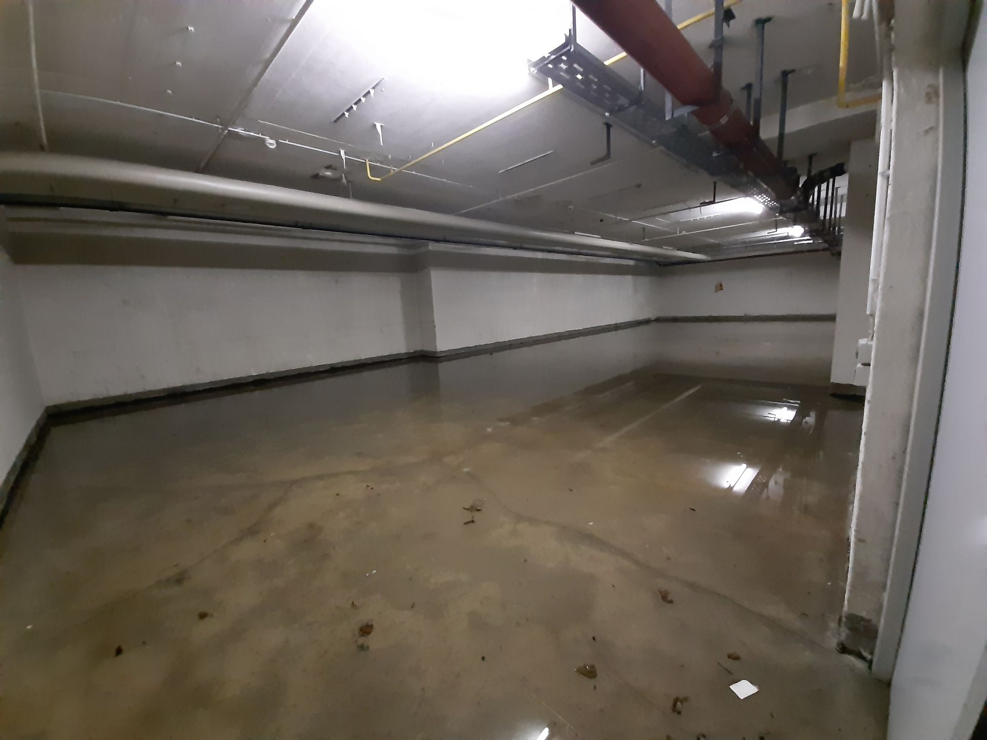 Parkplatz und Keller nach Wassergebrechen geflutet