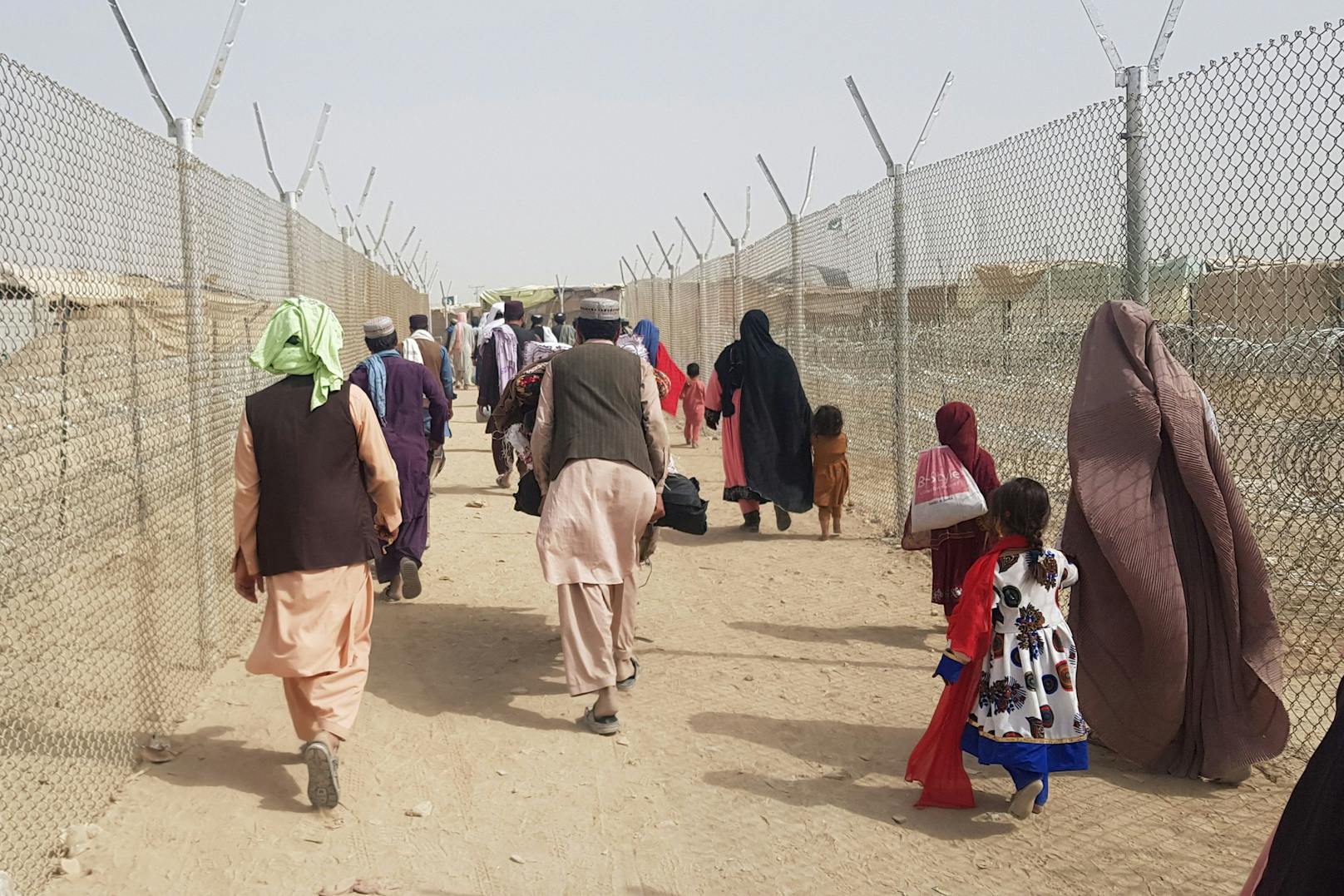 Tausende Aghanen fliehen vor den Taliban. 