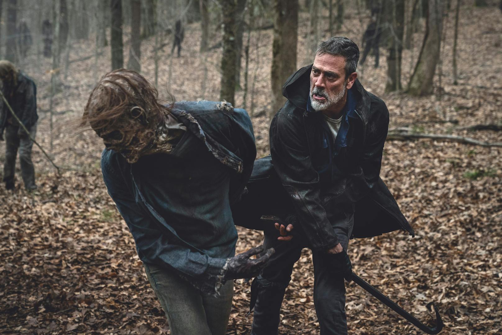 Jeffrey Dean Morgan als Negan wehrt sich gegen den Zombie-Angriff.