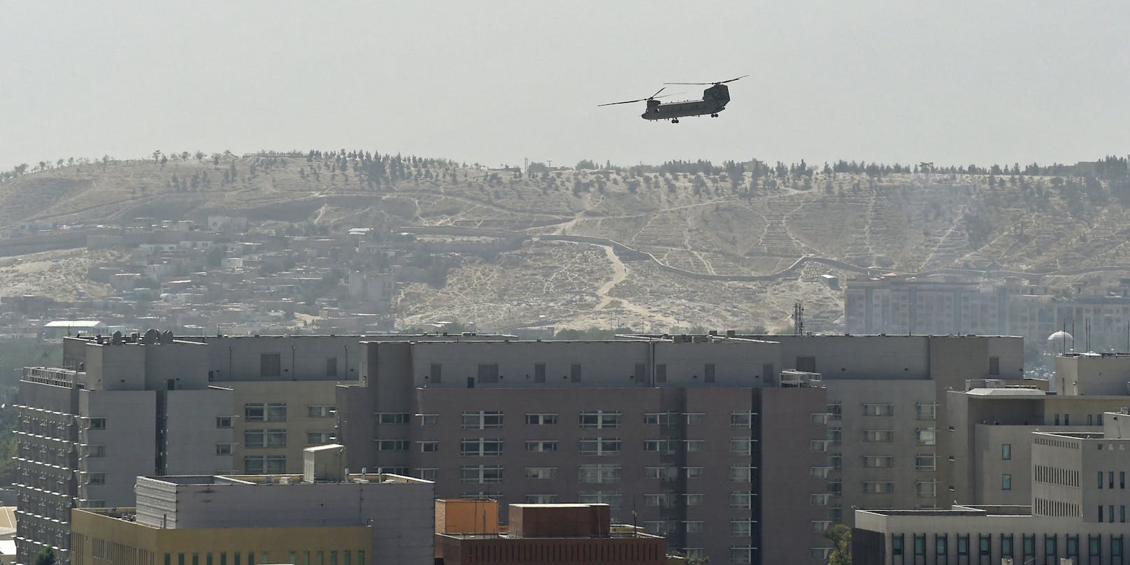 Ununterbrochen evakuieren Militärhubschrauber ausländische Mitarbeiter aus Kabul.