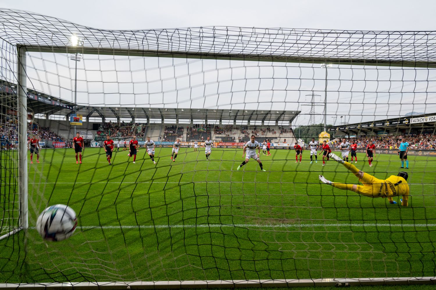 Adte Nuhiu trifft per Elfmeter zum 2:1.