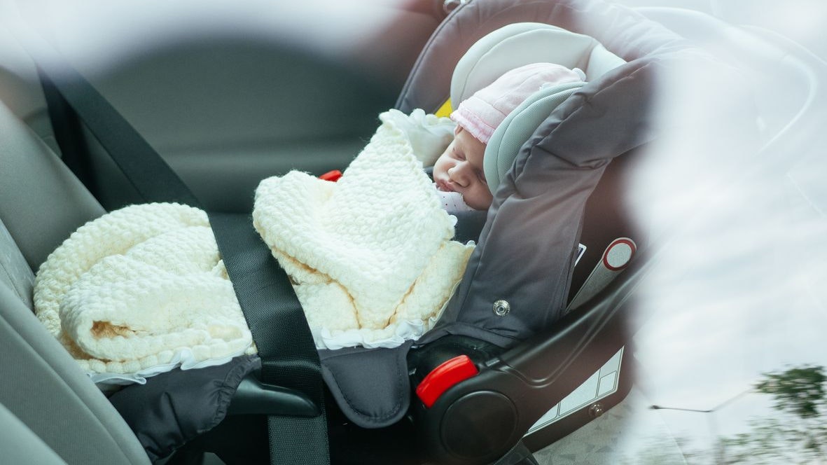 Eine Mutter ließ ihr Baby im Hitze-Auto zurück.
