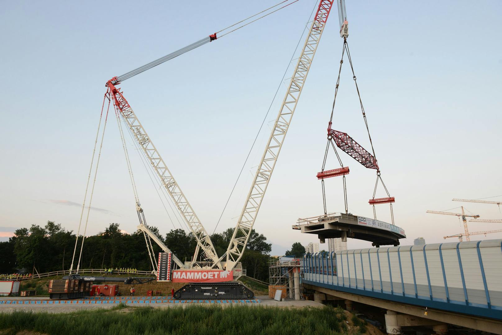 Um das 43 Meter lange und 550 Tonnen schwere Brückenteil auszuheben, wurde ein niederländischer Spezialkran zu Hilfe geholt.