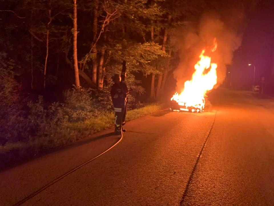 Das Auto stand lichterloh in Flammen.