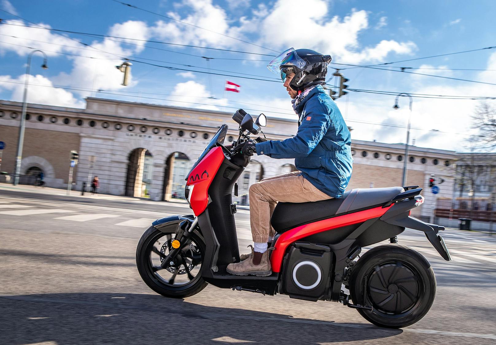 Der SEAT MÓ ist der erste vollelektrische eScooter der 125-Kubik-Klasse. Der 7-kW-Elektromotor sorgt für eine Höchstgeschwindigkeit von 95 km/h und eine Beschleunigung von 3,9 Sekunden von 0 auf 50 km/h.