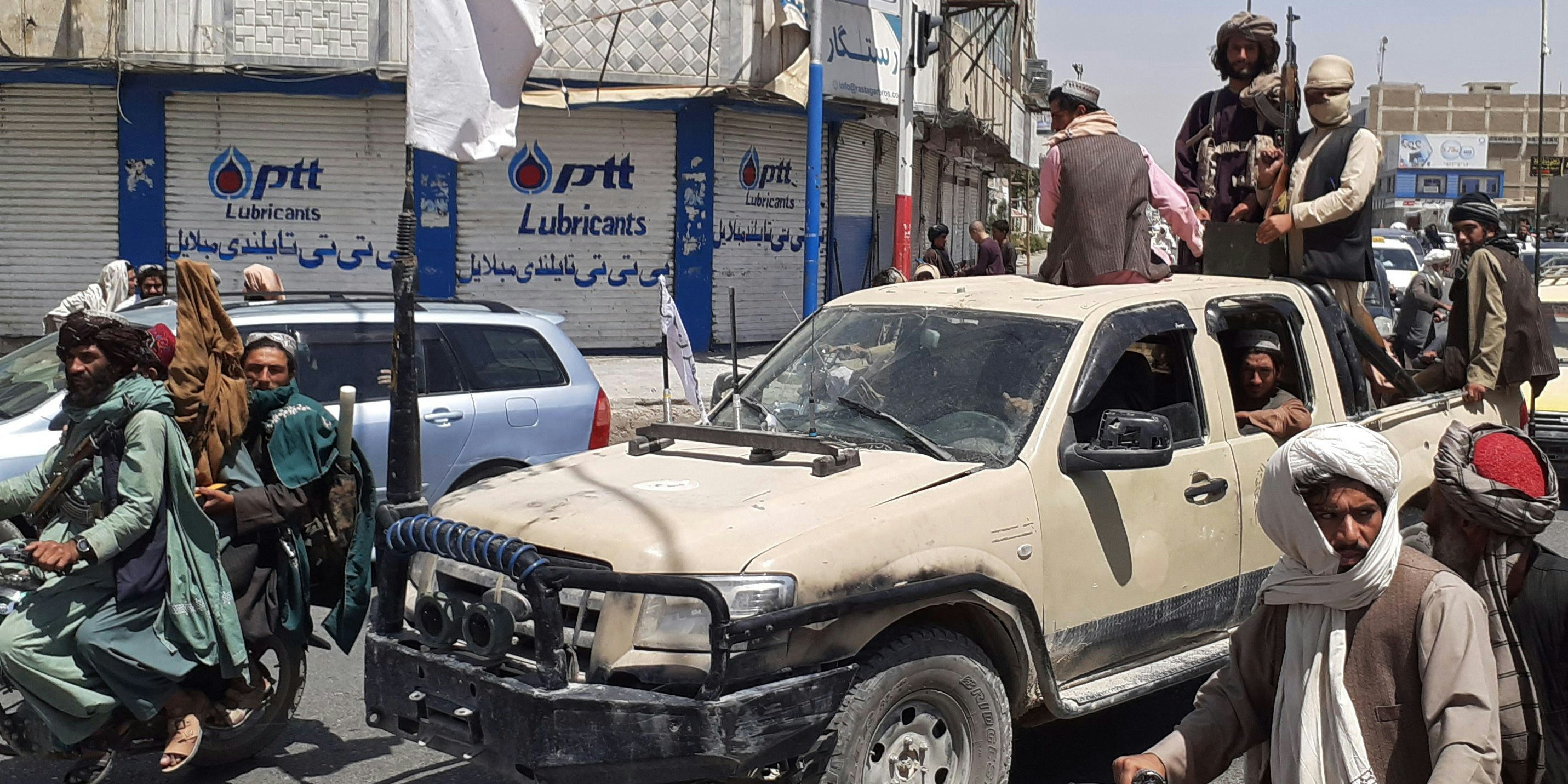Download von www.picturedesk.com am 15.08.2021 (07:19).  Taliban fighters drive an Afghan National Army (ANA) vehicle through a street in Kandahar on August 13, 2021. (Photo by - / AFP) - 20210813_PD1221 - Rechteinfo: Rights Managed (RM) Nur für redaktionelle Nutzung! Werbliche Nutzung erfordert Freigabe: bitte schicken Sie uns eine Anfrage.