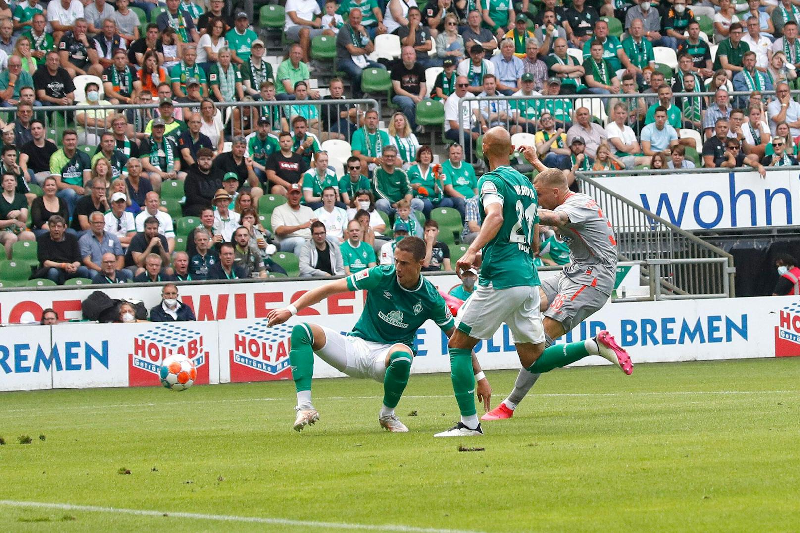 Marco Friedl (links) rutscht mit Werder aus.