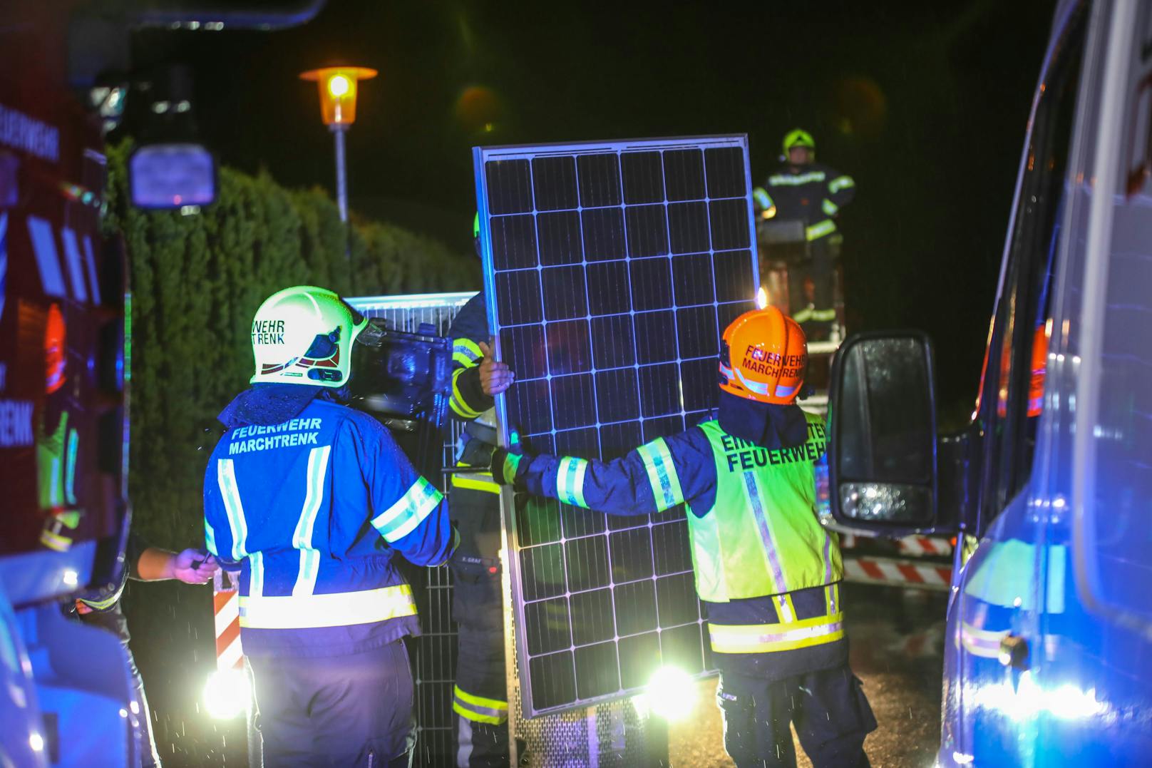 Eine Hagelfront samt Sturmböen hat Sonntagabend und in der Nacht auf Montag für zahlreiche Einsätze der Feuerwehr gesorgt.