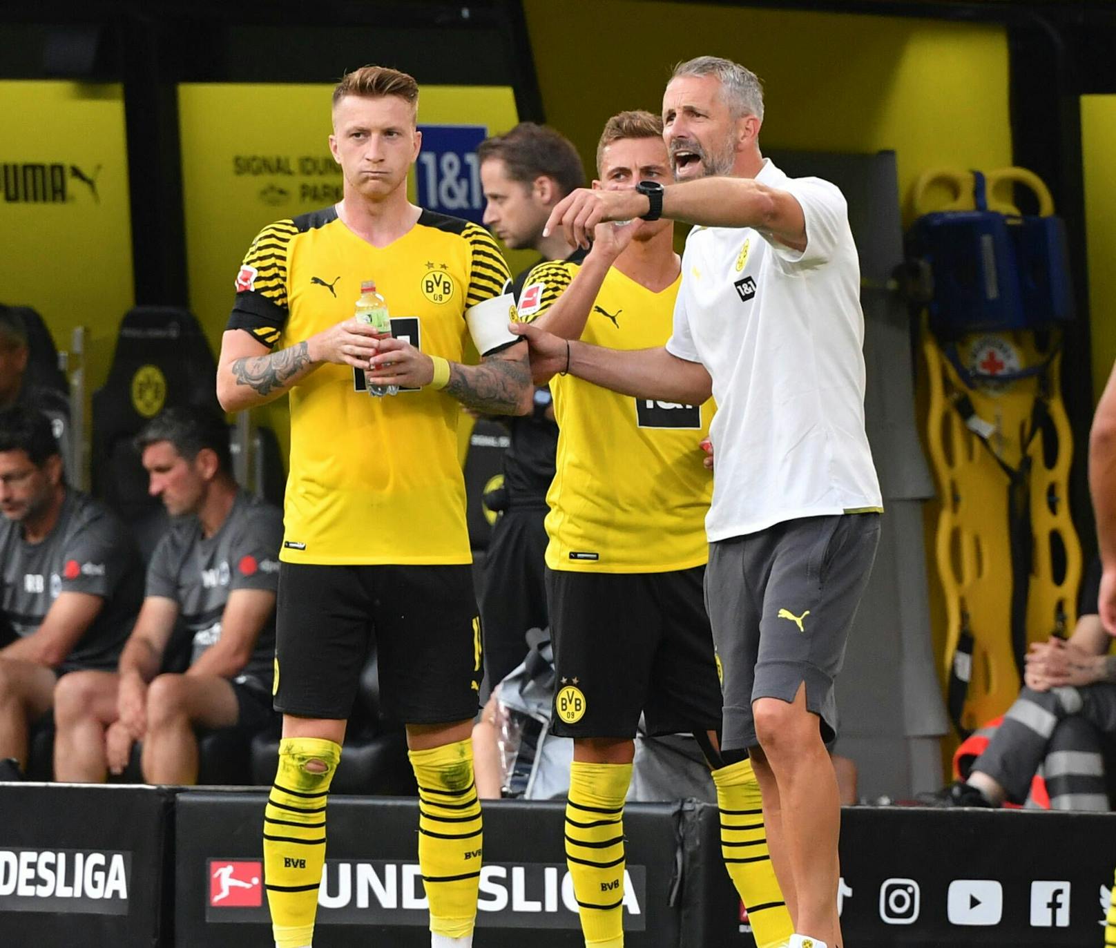 Dortmund-Coach Marco Rose (r.)