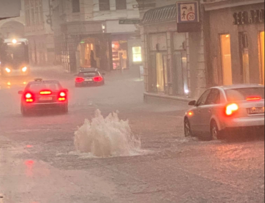 Aus den Kanaldeckeln quillt das Wasser.