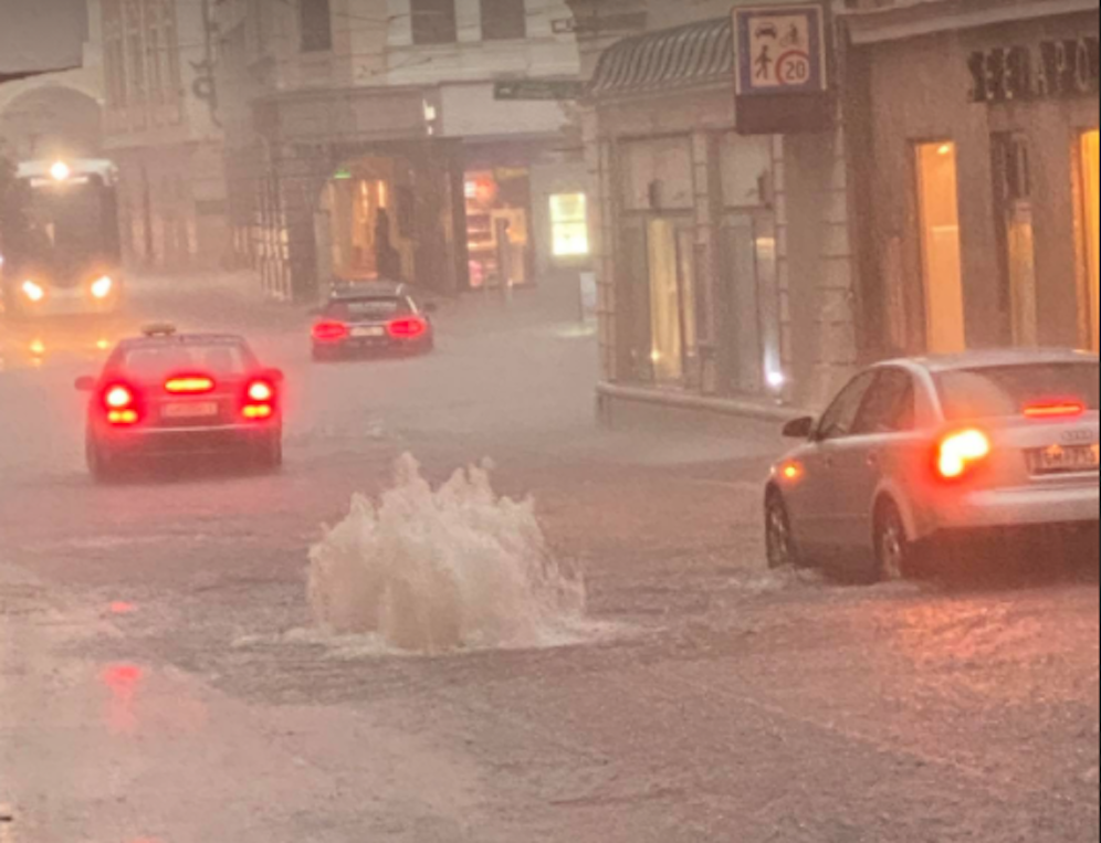 Aus den Kanaldeckeln quillt das Wasser.
