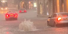 Starkregen-Unwetter lässt Wasser aus Kanal sprudeln