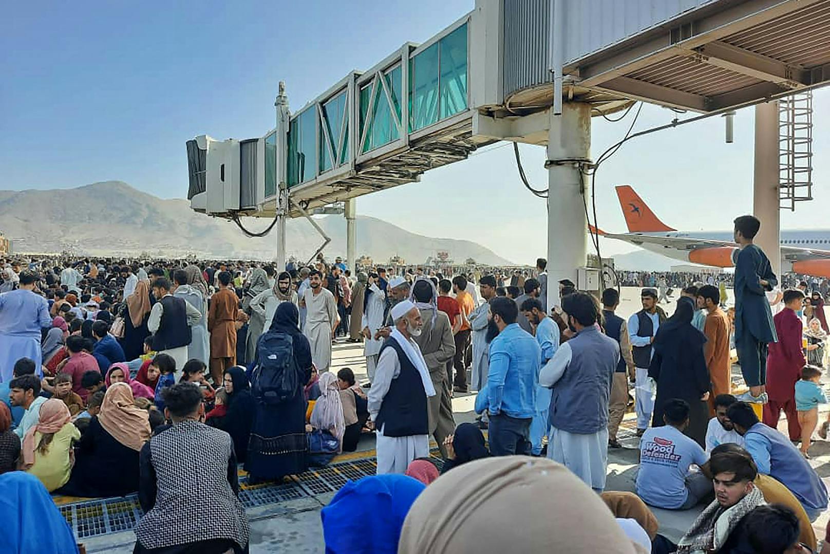 Tumult und Chaos am Flughafen in Kabul: Afghanen suchen Schutz am Flughafen in Kabul.