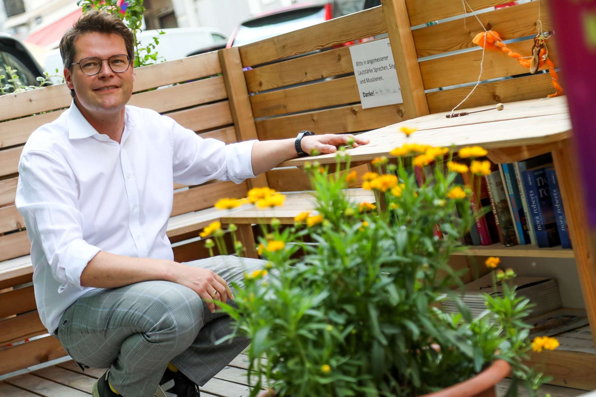 Der Wiener Klimastadtrat Jürgen Czernohorszky (SPÖ) freut sich über die zahlreichen Grätzloasen in Wiens Bezirken.