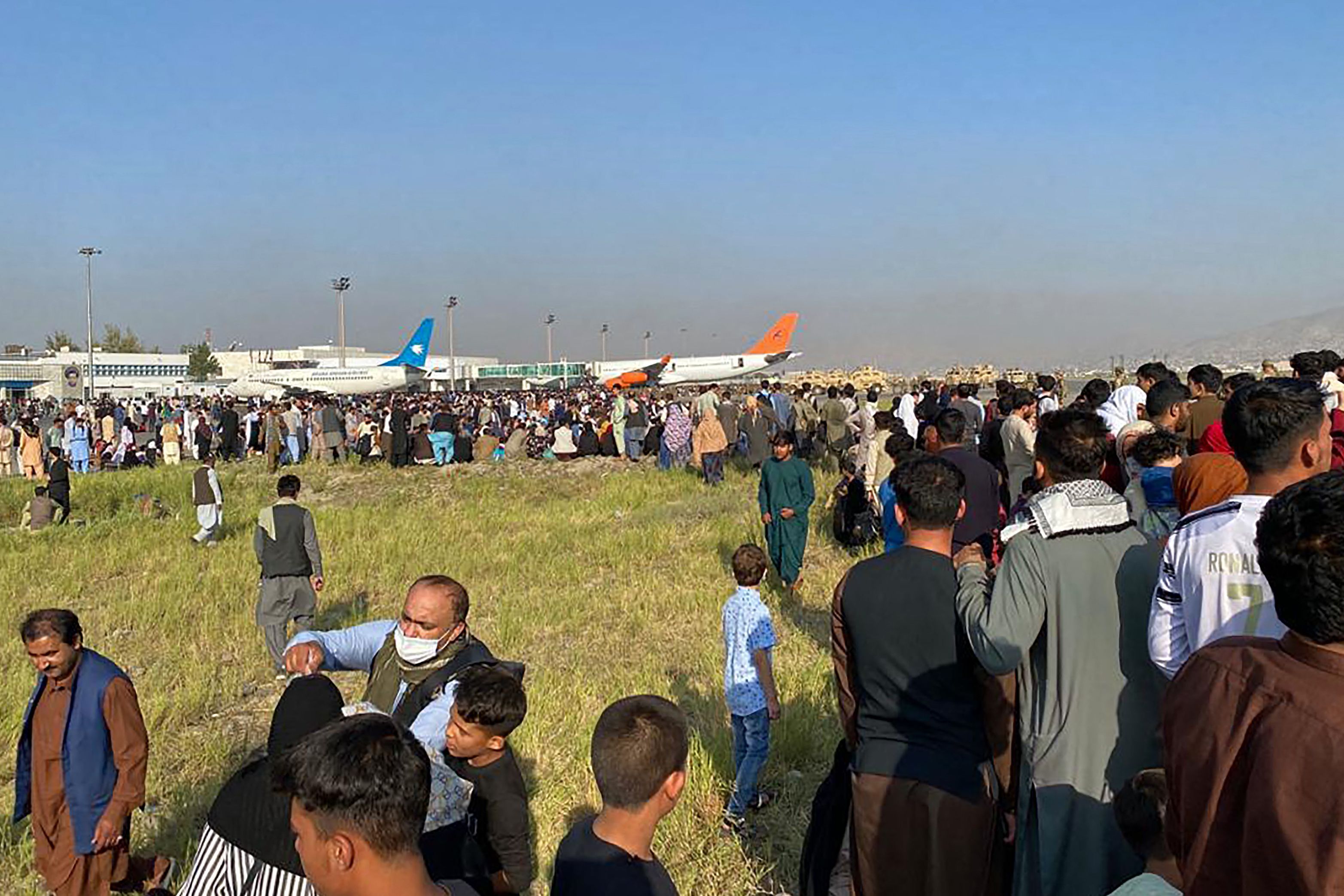 Download von www.picturedesk.com am 16.08.2021 (09:26).  TOPSHOT - Afghans crowd at the airport as they wait to leave from Kabul on August 16, 2021. (Photo by Shakib Rahmani / AFP) - 20210816_PD0345 - Rechteinfo: Rights Managed (RM) Nur für redaktionelle Nutzung! Werbliche Nutzung erfordert Freigabe: bitte schicken Sie uns eine Anfrage.