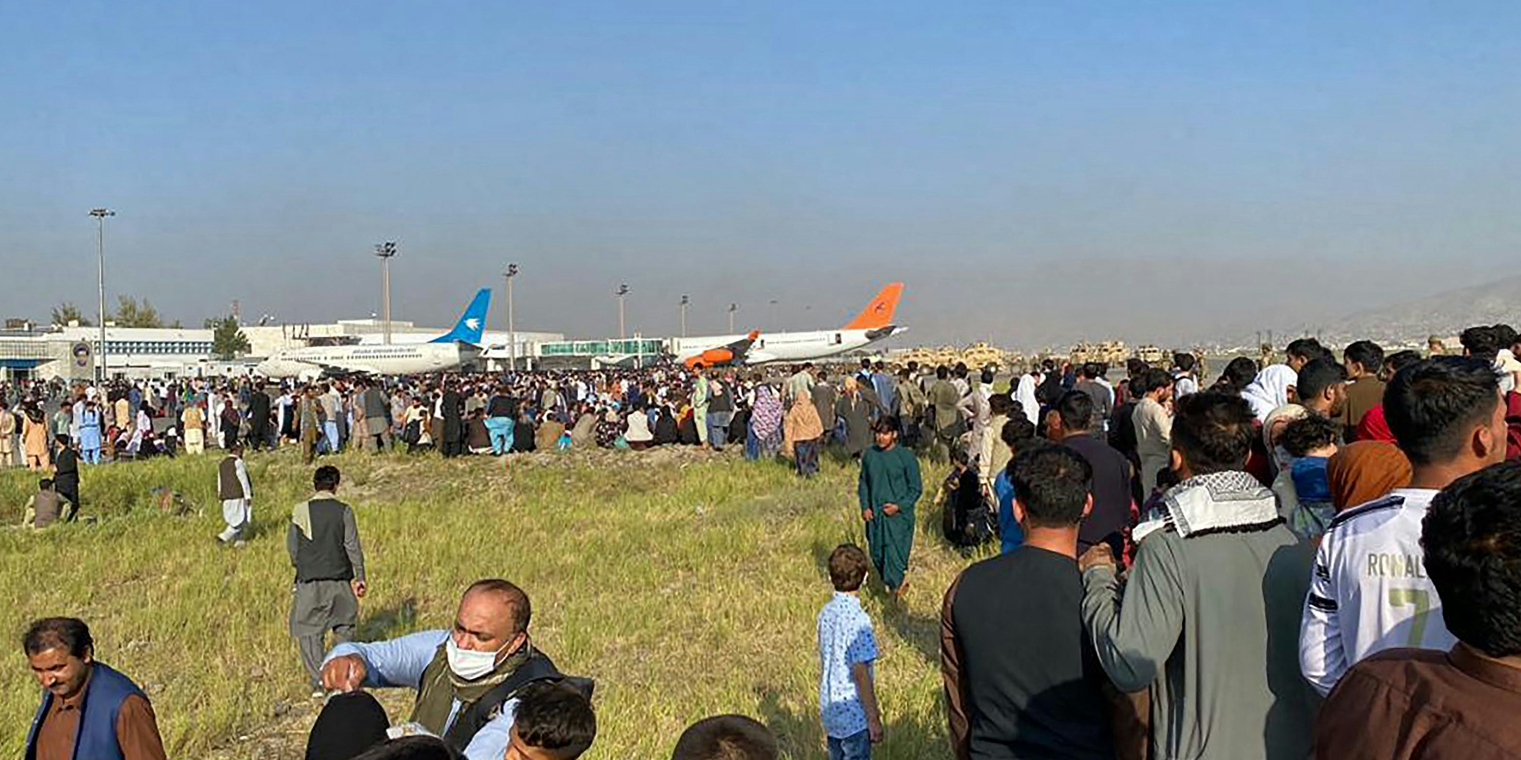 Download von www.picturedesk.com am 16.08.2021 (09:26).  TOPSHOT - Afghans crowd at the airport as they wait to leave from Kabul on August 16, 2021. (Photo by Shakib Rahmani / AFP) - 20210816_PD0345 - Rechteinfo: Rights Managed (RM) Nur für redaktionelle Nutzung! Werbliche Nutzung erfordert Freigabe: bitte schicken Sie uns eine Anfrage.