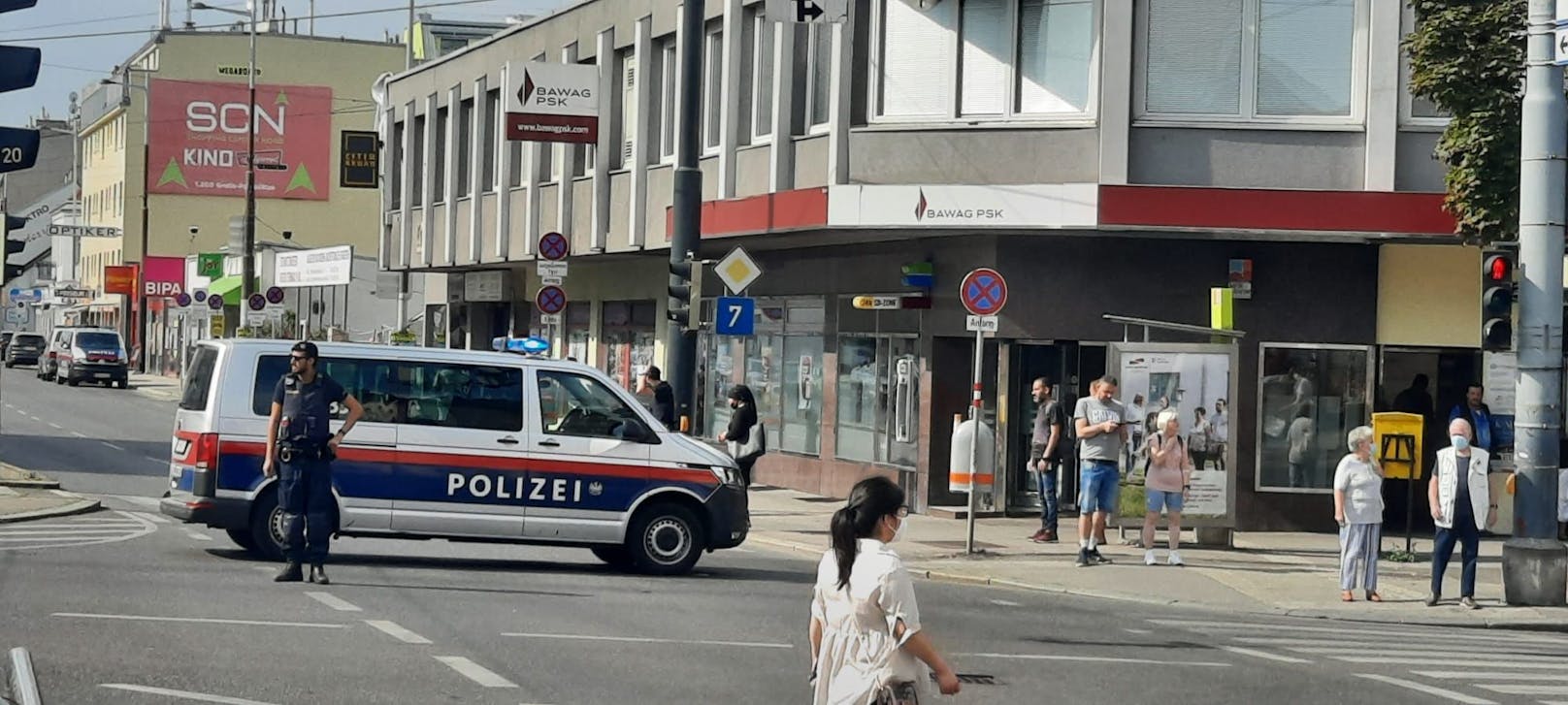 Die Gegend rund um den Tatort in der&nbsp;Berlagasse 7 in Wien-Floridsdorf wurde abgesperrt, der Polizeihubschrauber kreiste.