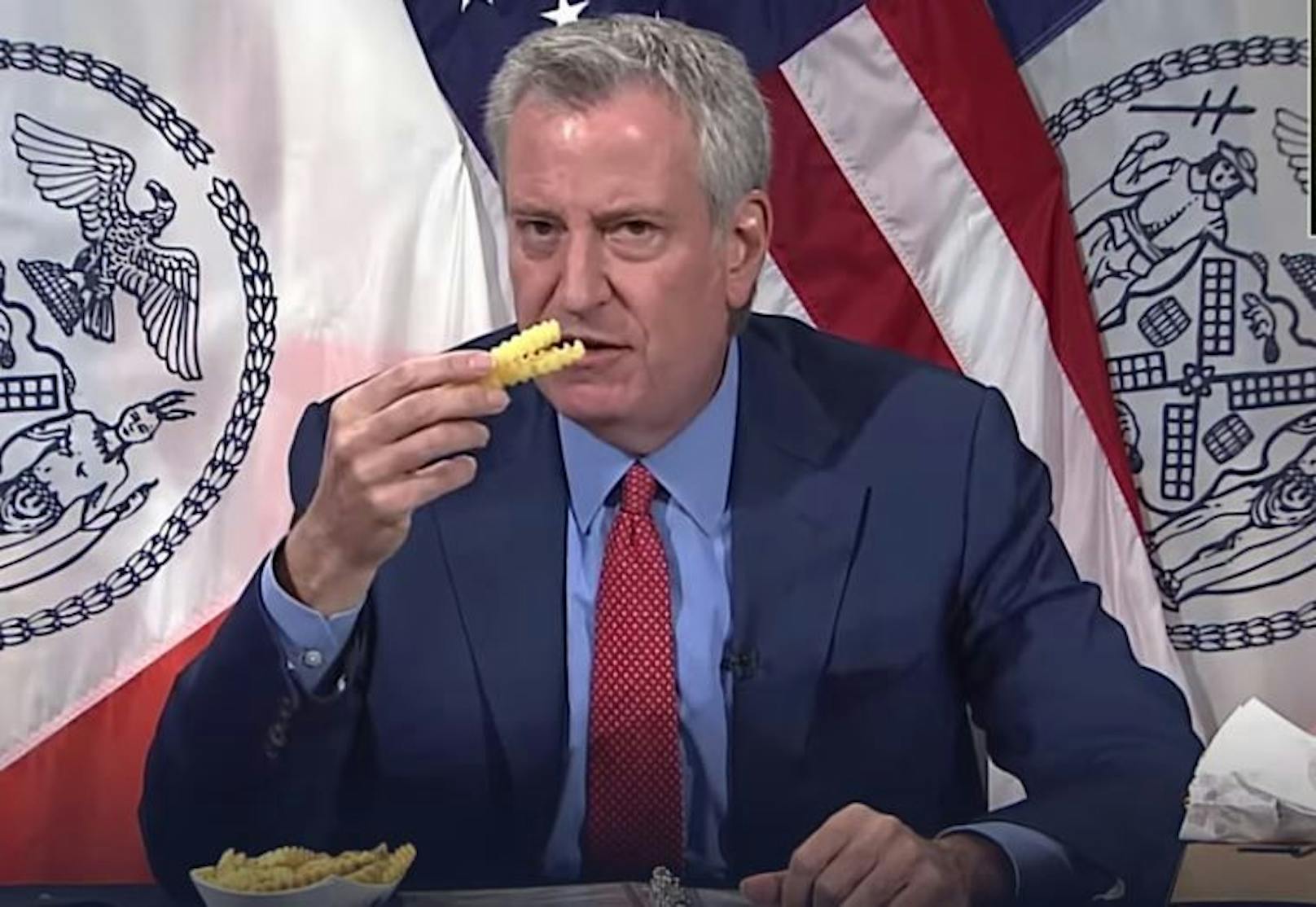 Gratis Essen im Fast Food-Restaurant: Im Mai aß New Yorks Bürgermeister Bill de Blasio während einer <a href="https://www.youtube.com/watch?v=E2yXwUm5TNs" target="_blank">virtuellen Pressekonferenz</a> eine Portion Pommes. Er warb so für eine Fast-Food-Kette, die Gratispommes und -hamburger für nachweislich Geimpfte ausgab.