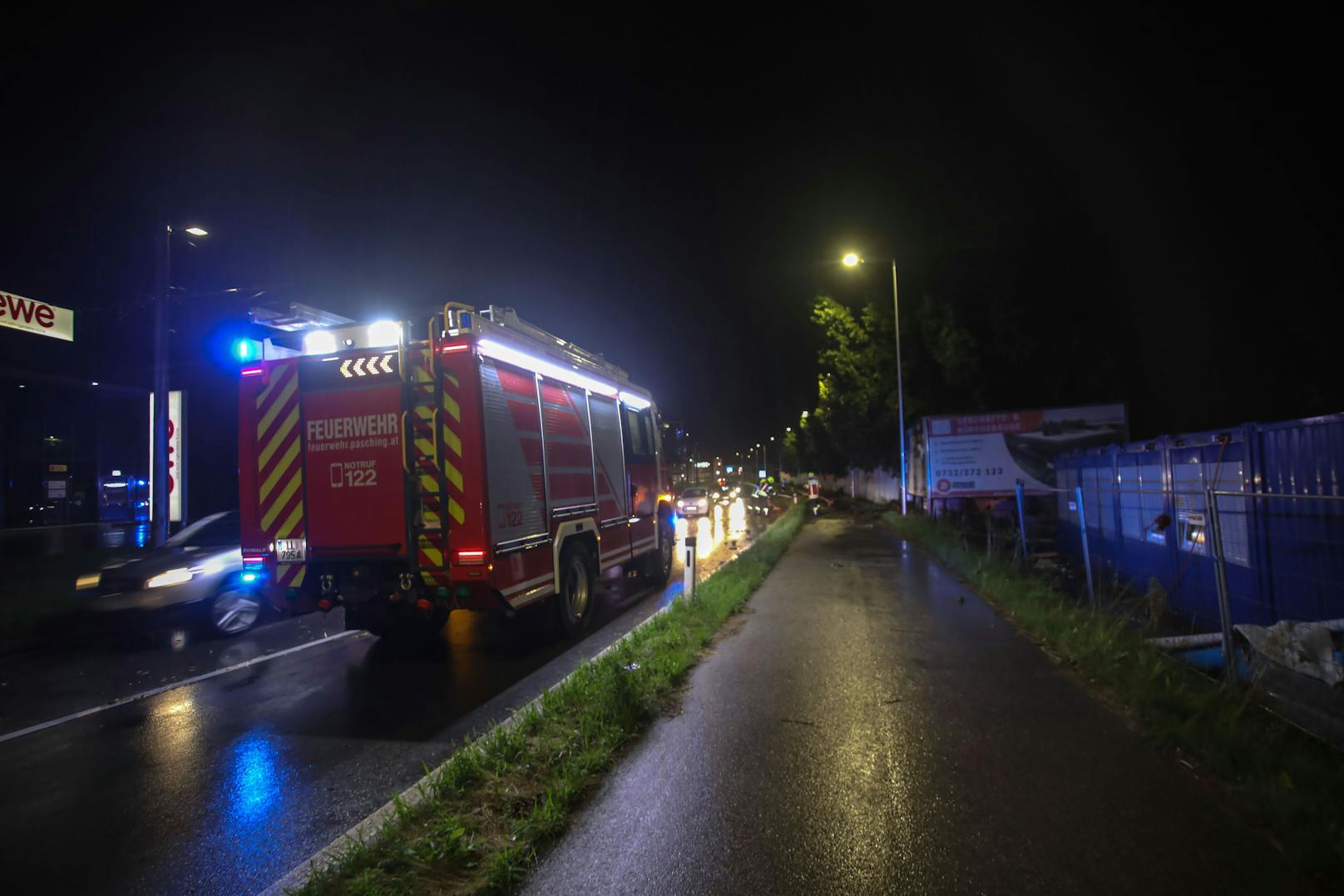 Eine Hagelfront samt Sturmböen hat Sonntagabend und in der Nacht auf Montag für zahlreiche Einsätze der Feuerwehr gesorgt.