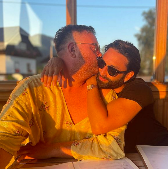 SP-Politiker Mario Lindner herzt Tom Neuwirth alias Conchita Wurst (v.l.).