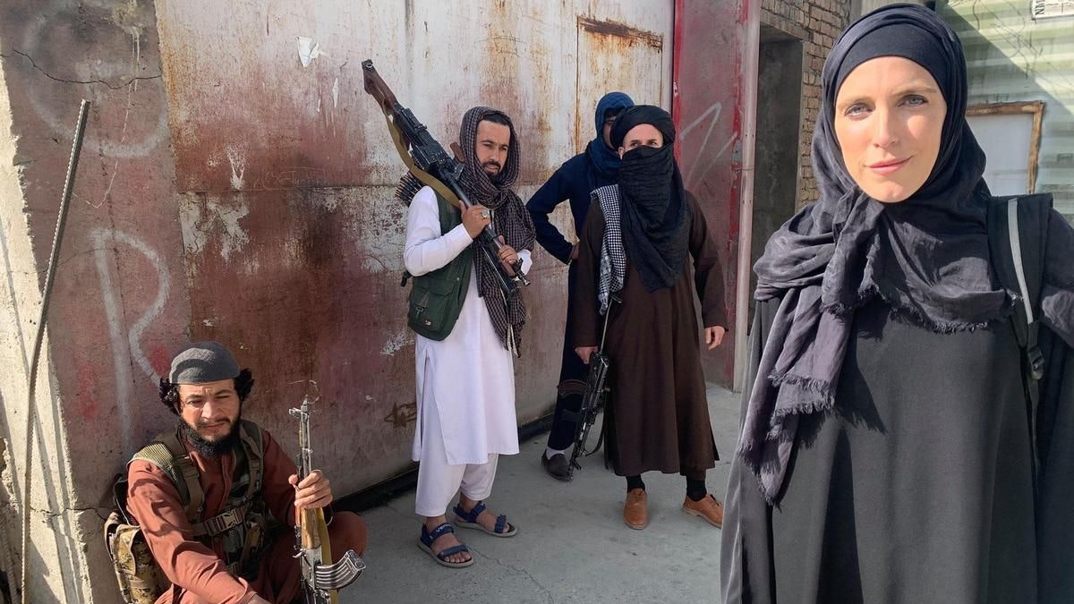 US-Journalistin Clarissa Ward berichtet für den Sender CNN live aus der afghanischen Hauptstadt. Am Montag tritt sie verhüllt im Tschador vor die Kamera. 
