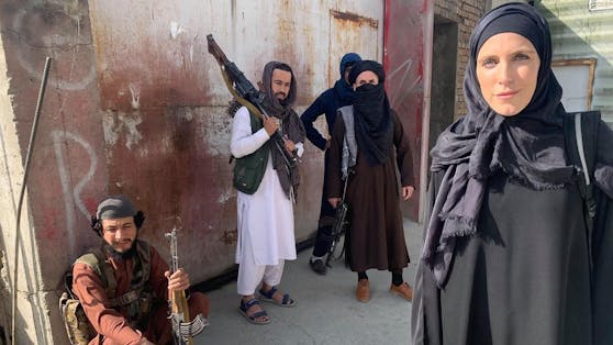 US-Journalistin Clarissa Ward berichtet für den Sender CNN live aus der afghanischen Hauptstadt. Am Montag tritt sie verhüllt im Tschador vor die Kamera.