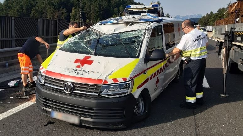 Im Gemeindegebiet von Krumpendorf verunfallte am Montag (16.08.2021) ein Rettungsauto des Roten Kreuzes.