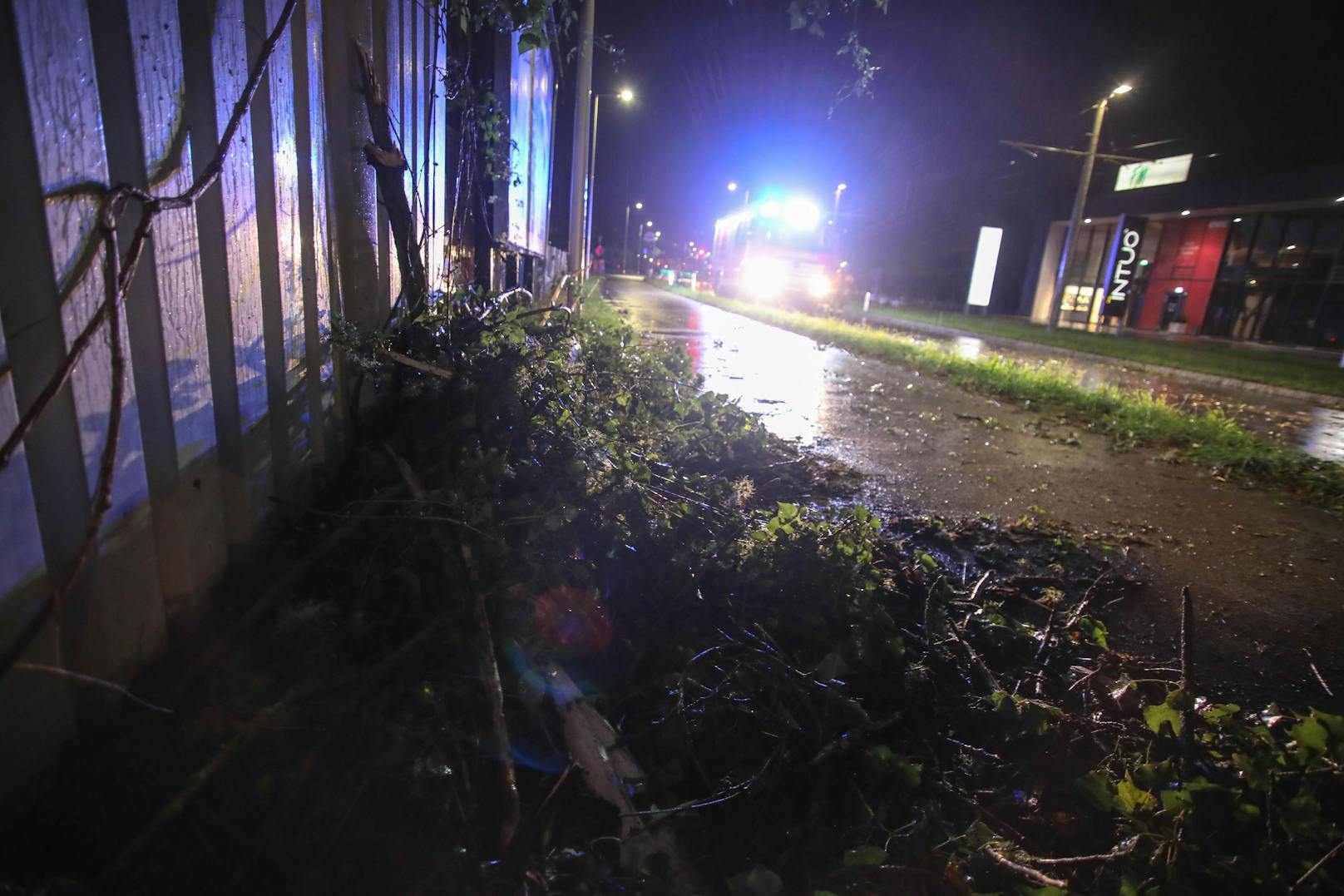 Eine Hagelfront samt Sturmböen hat Sonntagabend und in der Nacht auf Montag für zahlreiche Einsätze der Feuerwehr gesorgt.