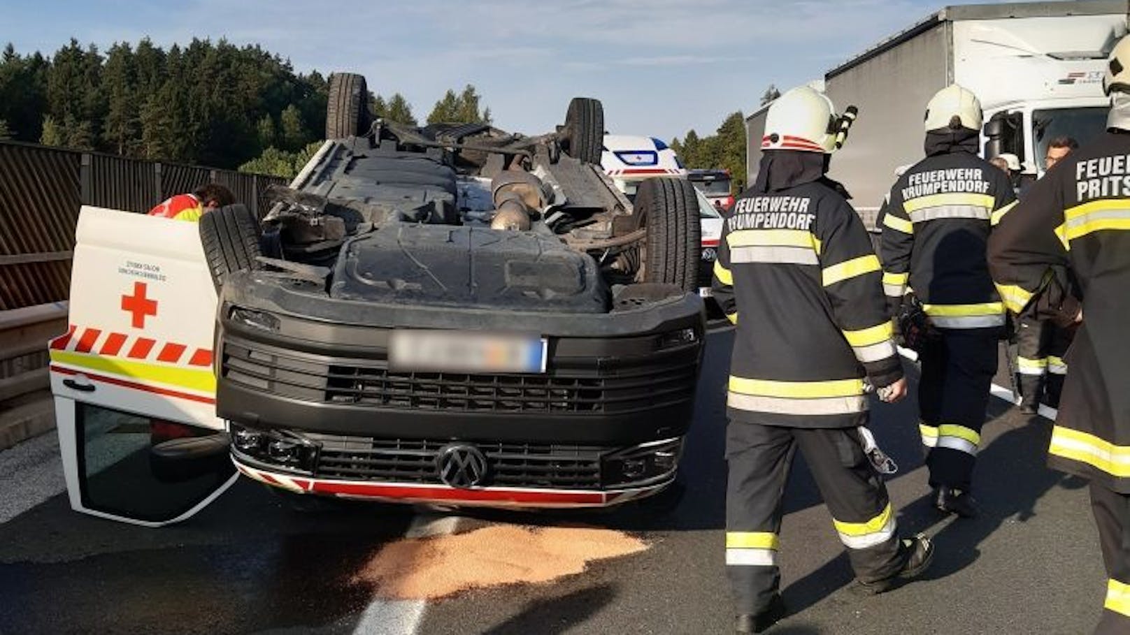 Im Gemeindegebiet von Krumpendorf verunfallte am Montag (16.08.2021) ein Rettungsauto des Roten Kreuzes.