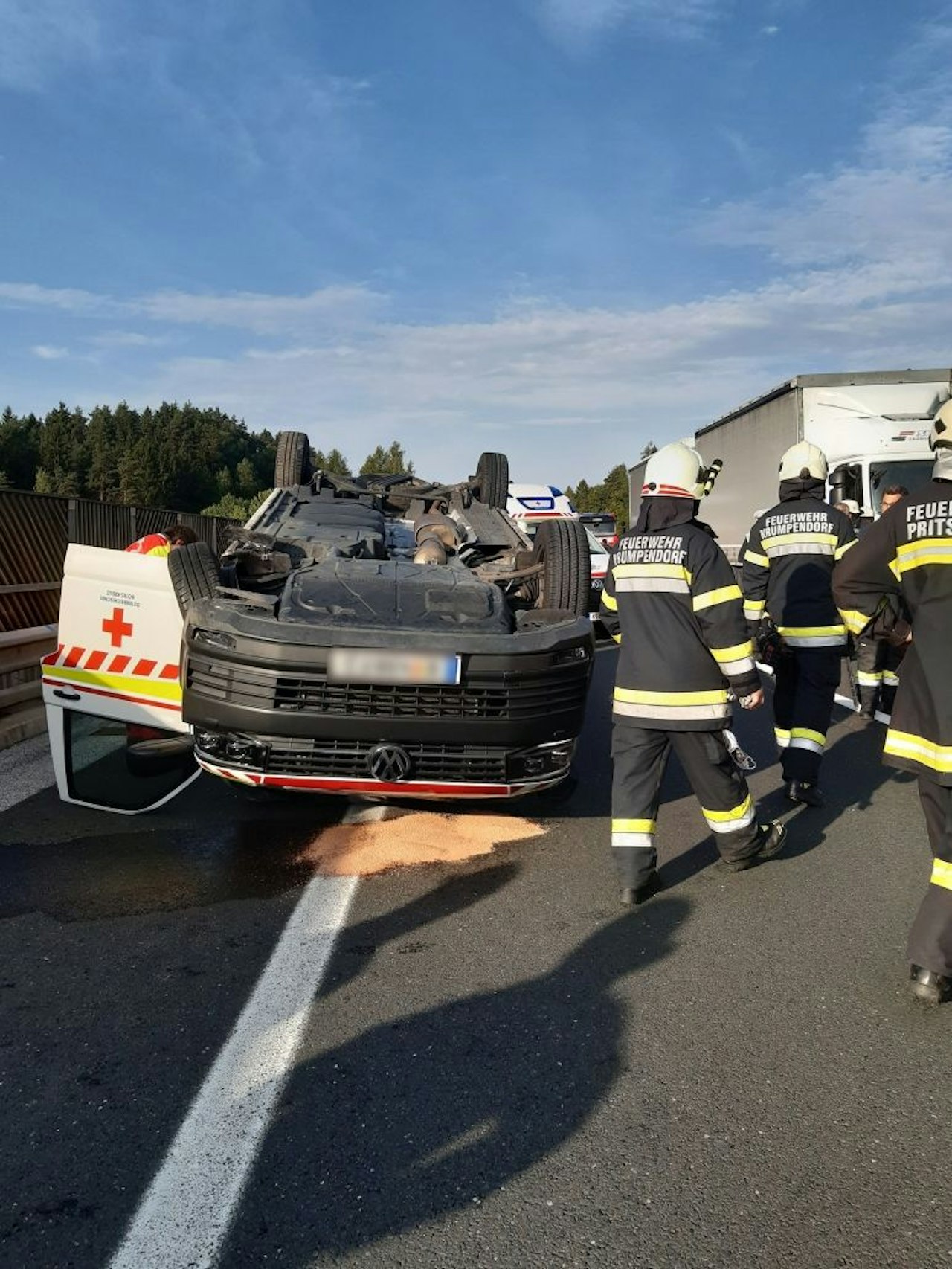 Heute.at - Patientin (80) bei Überschlag von Rettungsauto verletzt