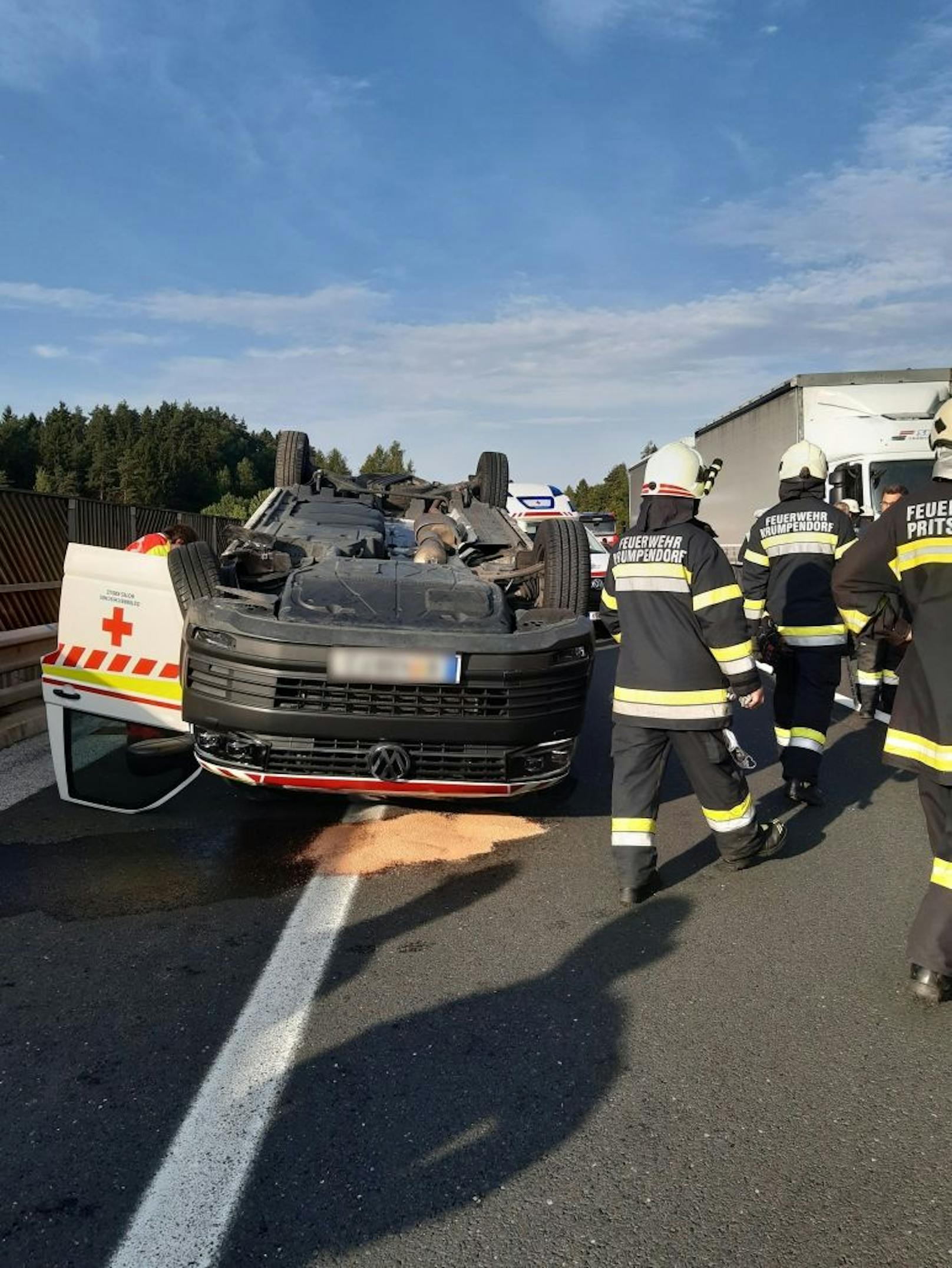 Patientin (80) bei Überschlag von Rettungsauto verletzt