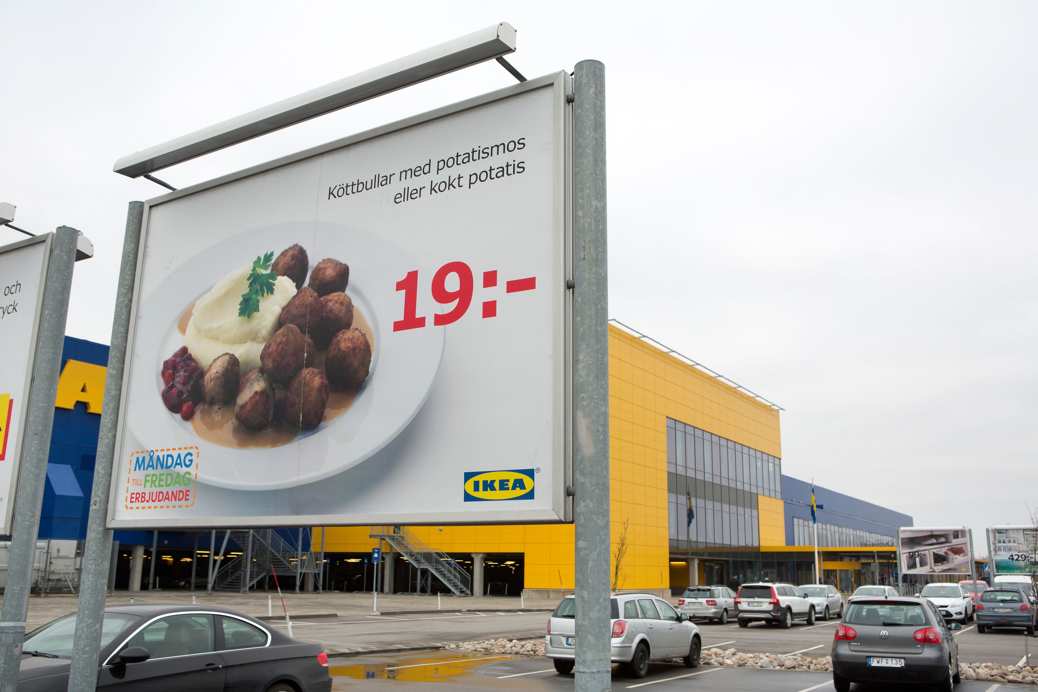 Download von www.picturedesk.com am 16.08.2021 (15:52).  MALMO 2013-02-25 A giant ad for meatballs is seen outside the IKEA store in Malmo, Sweden, February 25, 2013. IKEA is immediately banning all sales of meat balls effectively from Monday. According to Swedish media the meat balls are suspected containing horse meat Foto: Drago Prvulovic/ MalmoBild / SCANPIX / Kod 70045 - 20130225_PD1028 - Rechteinfo: Rights Managed (RM)