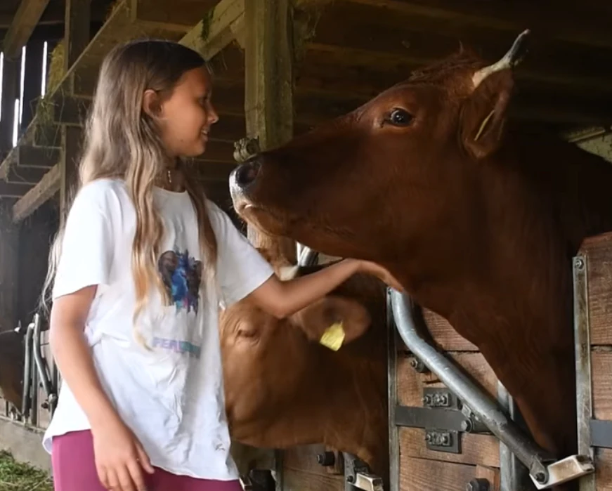 Sosanna mit ihrem tierischen Freund Ferdinand.