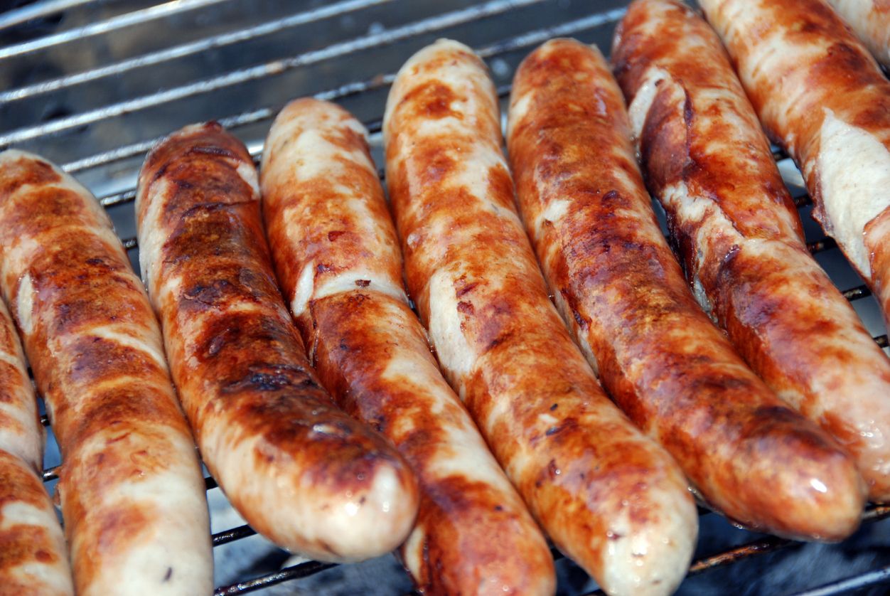 Rote Köpfe wegen Streit um Bratwurstpreis: Auf einem Volksfest rief ein Mann mehrfach die Polizei, weil ihm eine Bratwurst zu teuer war.