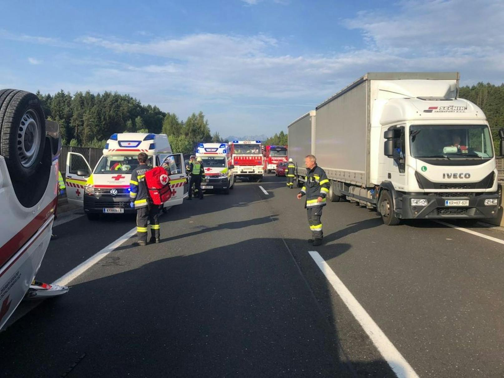 Im Gemeindegebiet von Krumpendorf verunfallte am Montag (16.08.2021) ein Rettungsauto des Roten Kreuzes.