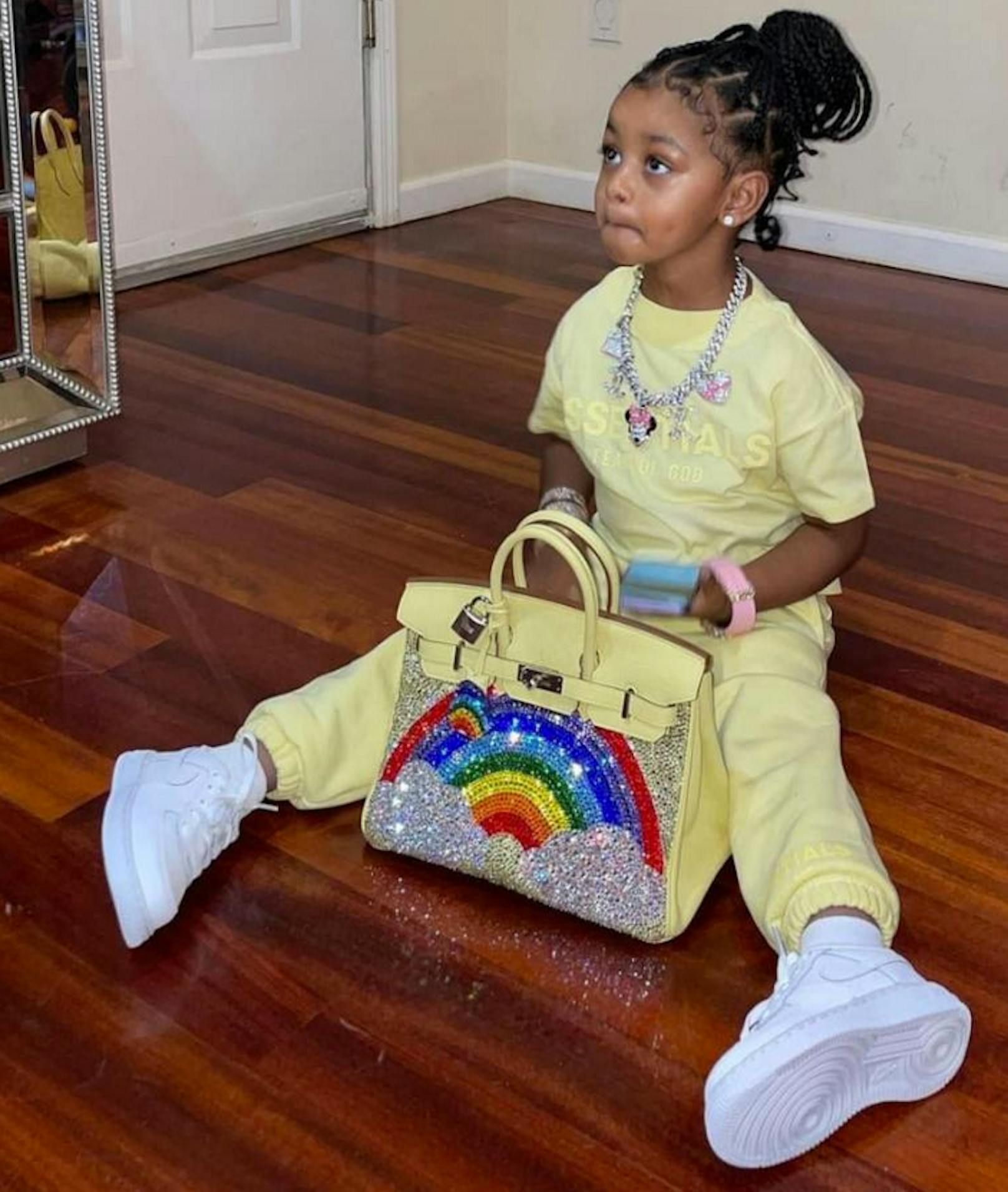 Kulture, die dreijährige Tochter von Cardi B. hat jetzt auch ihre eigene "Birkin"-Bag - um schlappe 40.000 Euro.