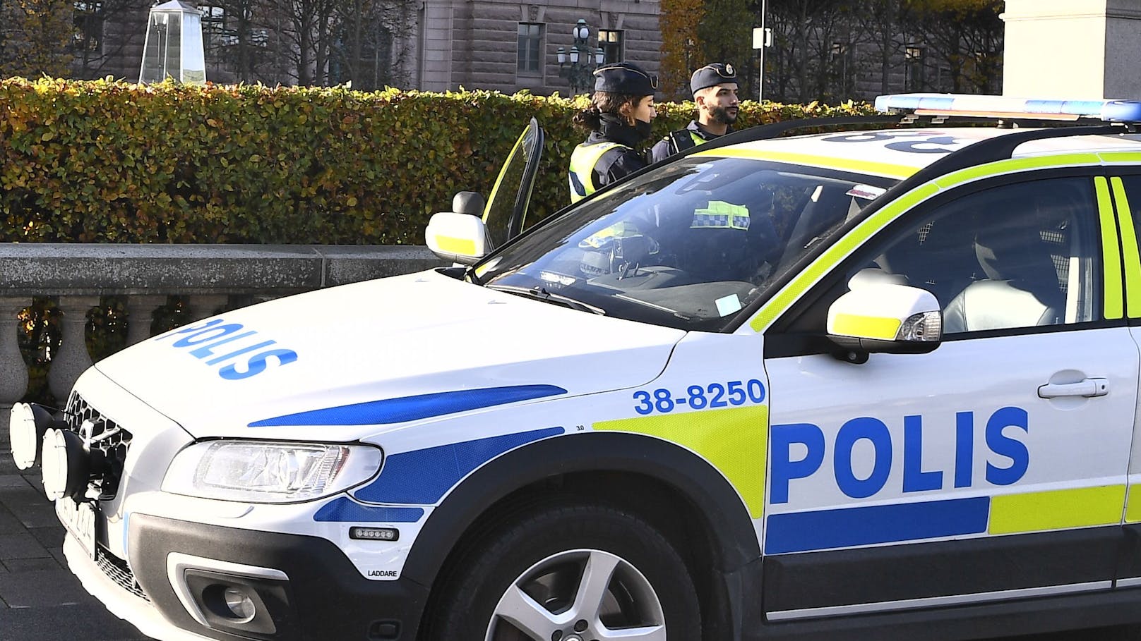 Ein Streifenwagen der schwedischen Polizei vor dem Regierungsgebäude Riksdagen in Stockholm.
