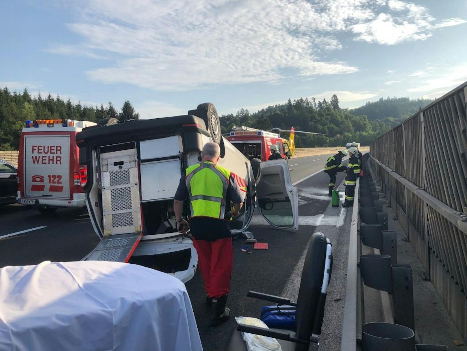 Im Gemeindegebiet von Krumpendorf verunfallte am Montag (16.08.2021) ein Rettungsauto des Roten Kreuzes.