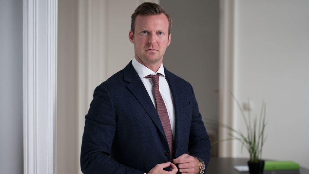 Star-Anwalt Philipp Wolm verteidigt den 30-jährigen Verdächtigen.