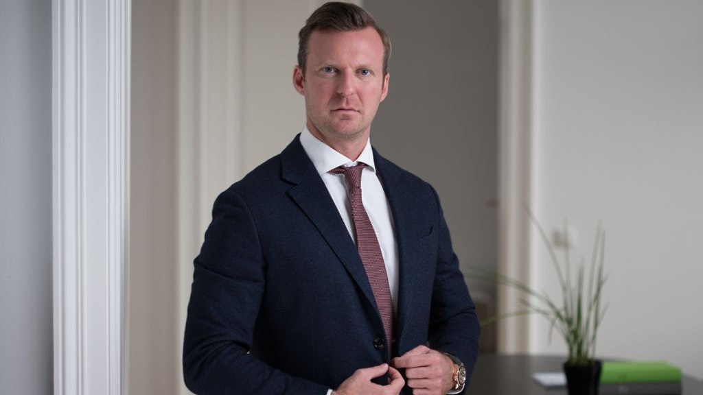 Star-Anwalt Philipp Wolm erwirkte die Enthaftung der 55-Jährigen.