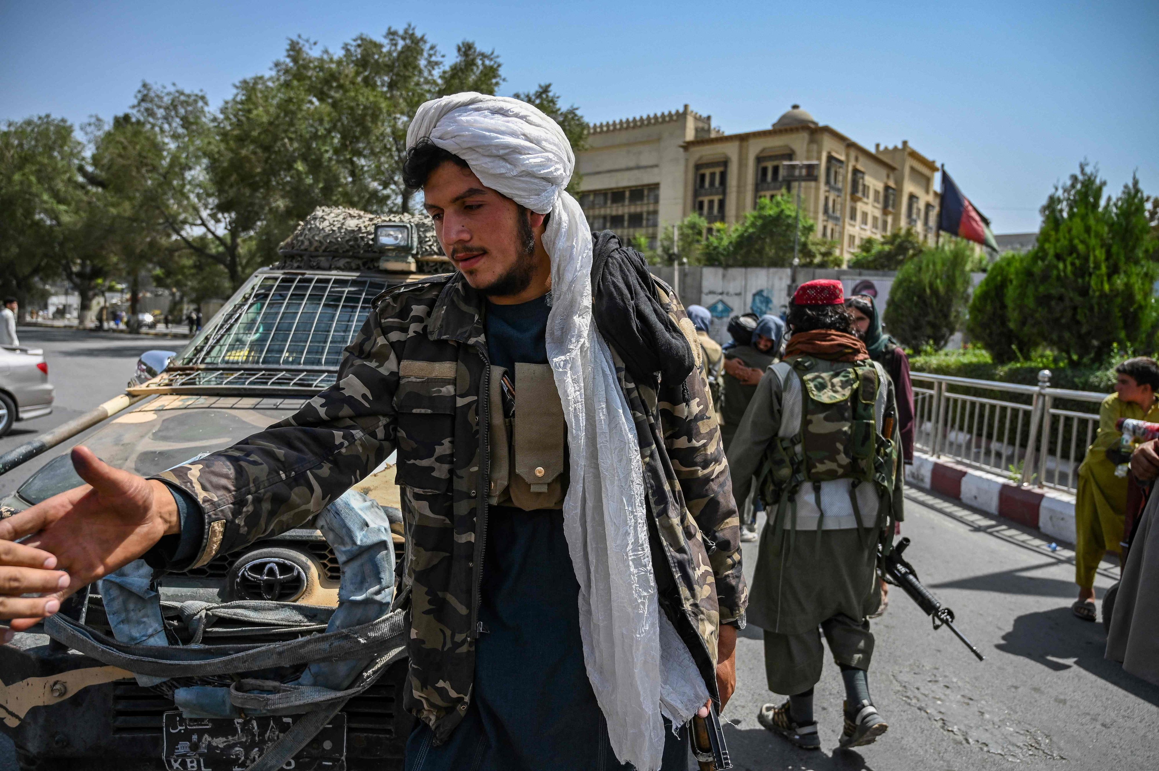 Download von www.picturedesk.com am 16.08.2021 (15:35).  Taliban fighters stand guard along a street at the Massoud Square in Kabul on August 16, 2021. (Photo by Wakil Kohsar / AFP) - 20210816_PD2528 - Rechteinfo: Rights Managed (RM) Nur für redaktionelle Nutzung! Werbliche Nutzung erfordert Freigabe: bitte schicken Sie uns eine Anfrage.