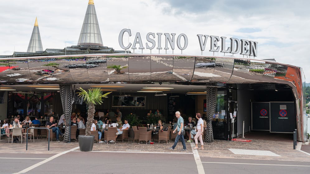 Spontaner Besuch im Casino Frau knackt MegaJackpot Kärnten Heute.at