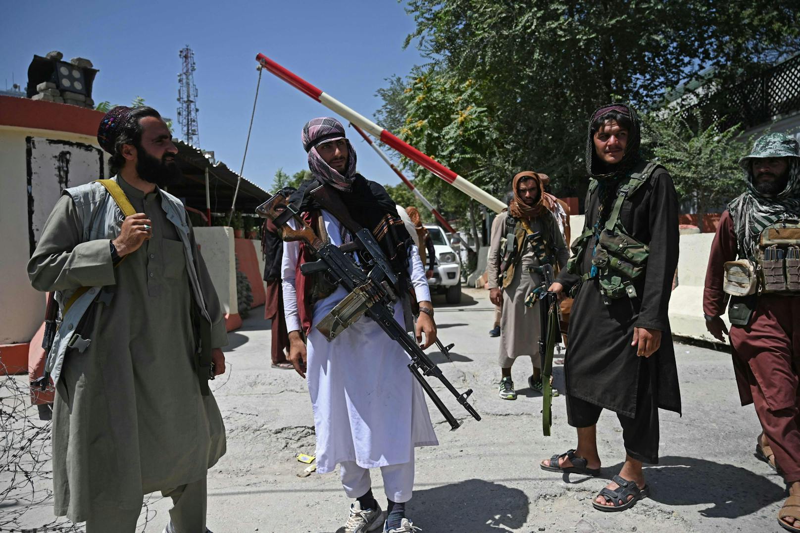 Auch wichtige Checkpoints und Polizeiquartiere sind in die Hände der Taliban gefallen.