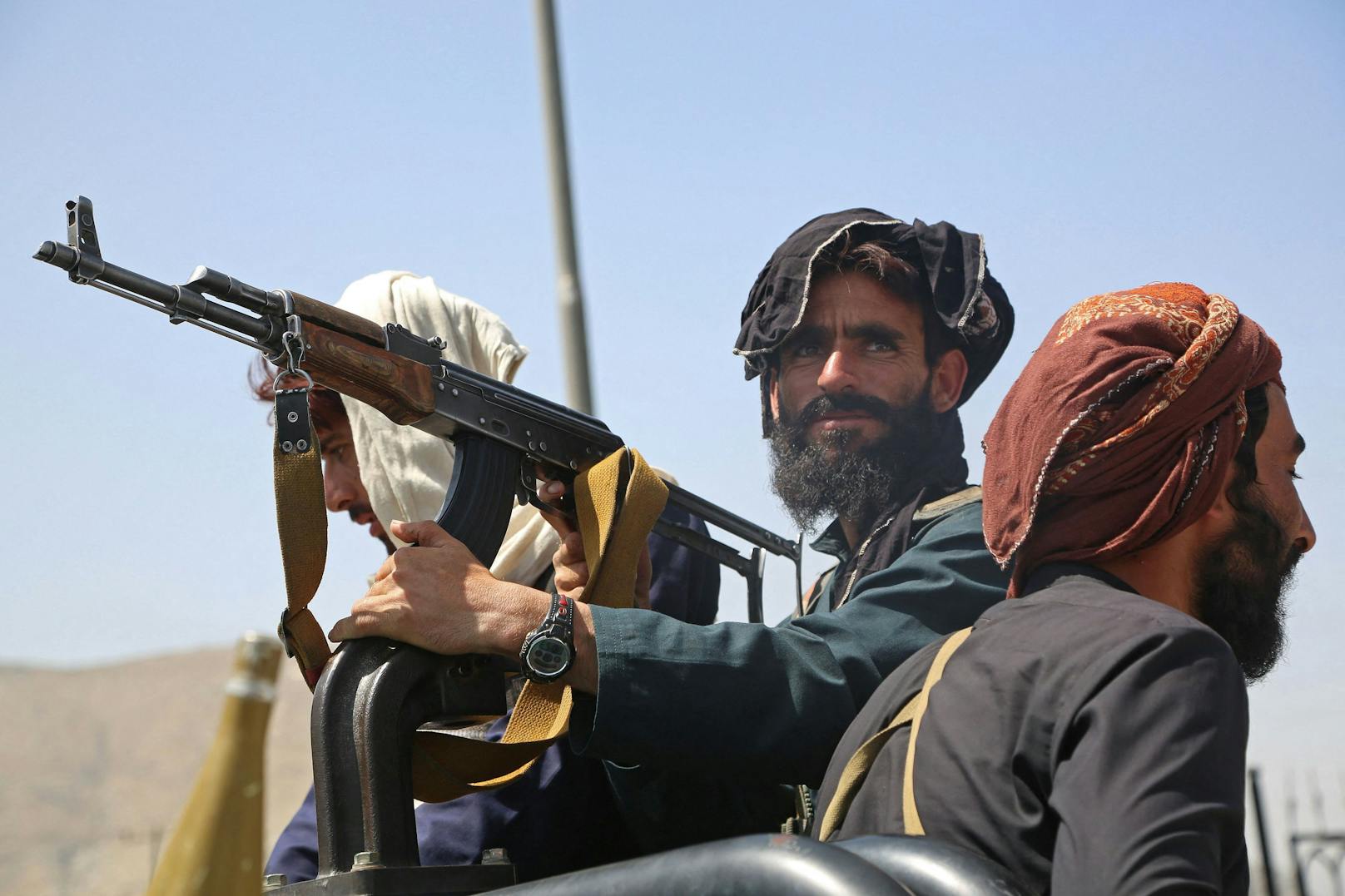 Die USA lieferten den afghanischen Regierungstruppen haufenweise Waffen und Fahrzeuge.