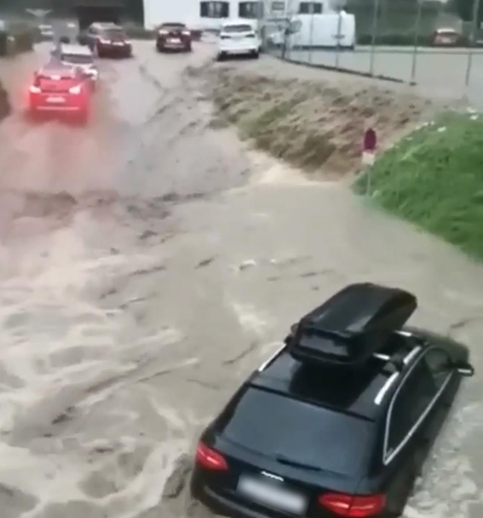 In Salzburg wurde ein Parkplatz geflutet