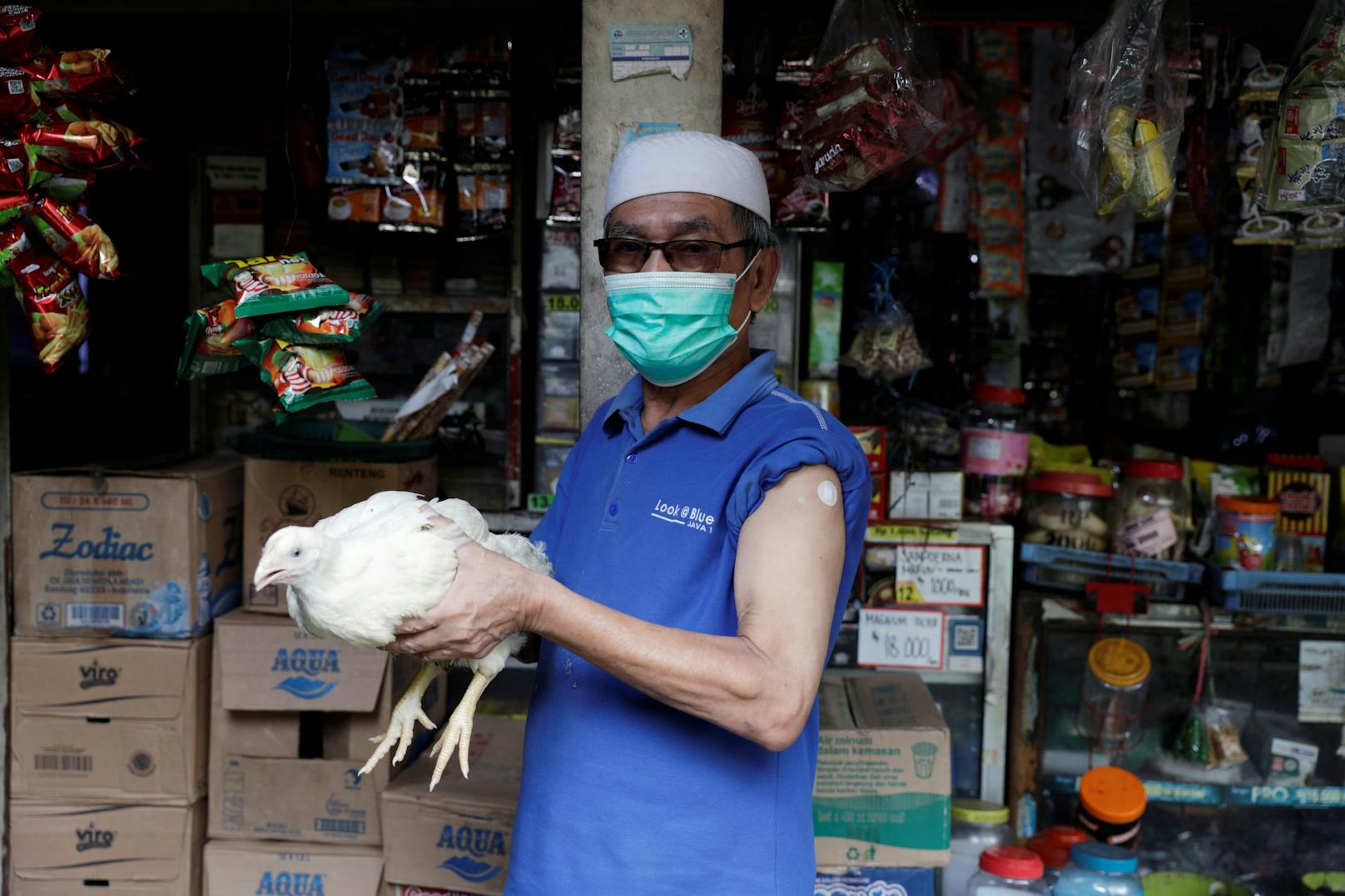 In der indonesischen Stadt Cianjur bekommen alle über 45 Jahren ein lebendiges Huhn, <a href="https://edition.cnn.com/2021/06/17/asia/indonesia-town-chickens-vaccinated-intl-hnk-scli/index.html" target="_blank">das berichtet der US-amerikanische Sender CNN</a>. Insgesamt 500 Hühner seien an ältere Menschen verschenkt worden. In Indonesien steigt die Zahl der Corona-Neuinfektionen rasant an.&nbsp;