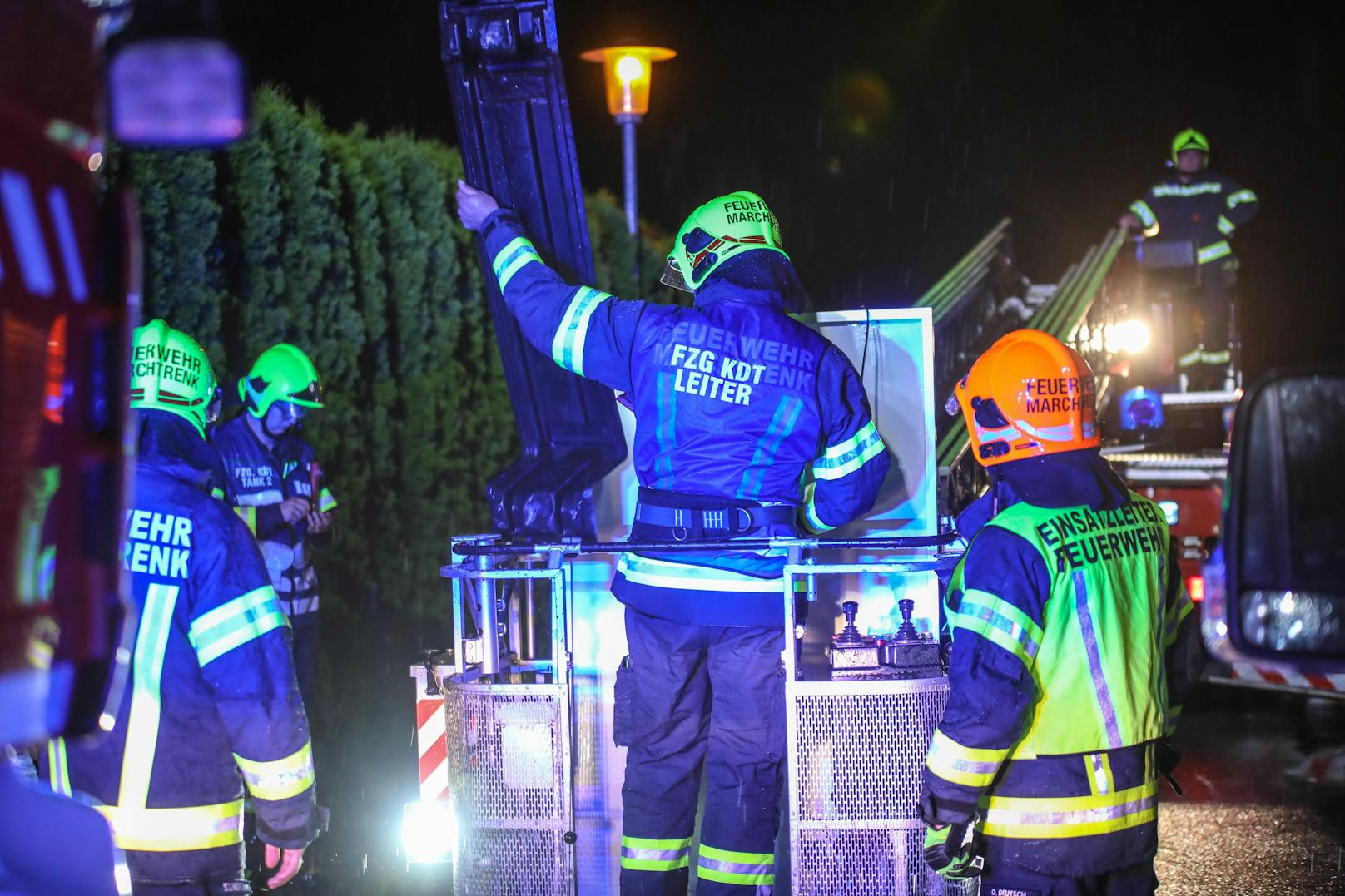 Eine Hagelfront samt Sturmböen hat Sonntagabend und in der Nacht auf Montag für zahlreiche Einsätze der Feuerwehr gesorgt.