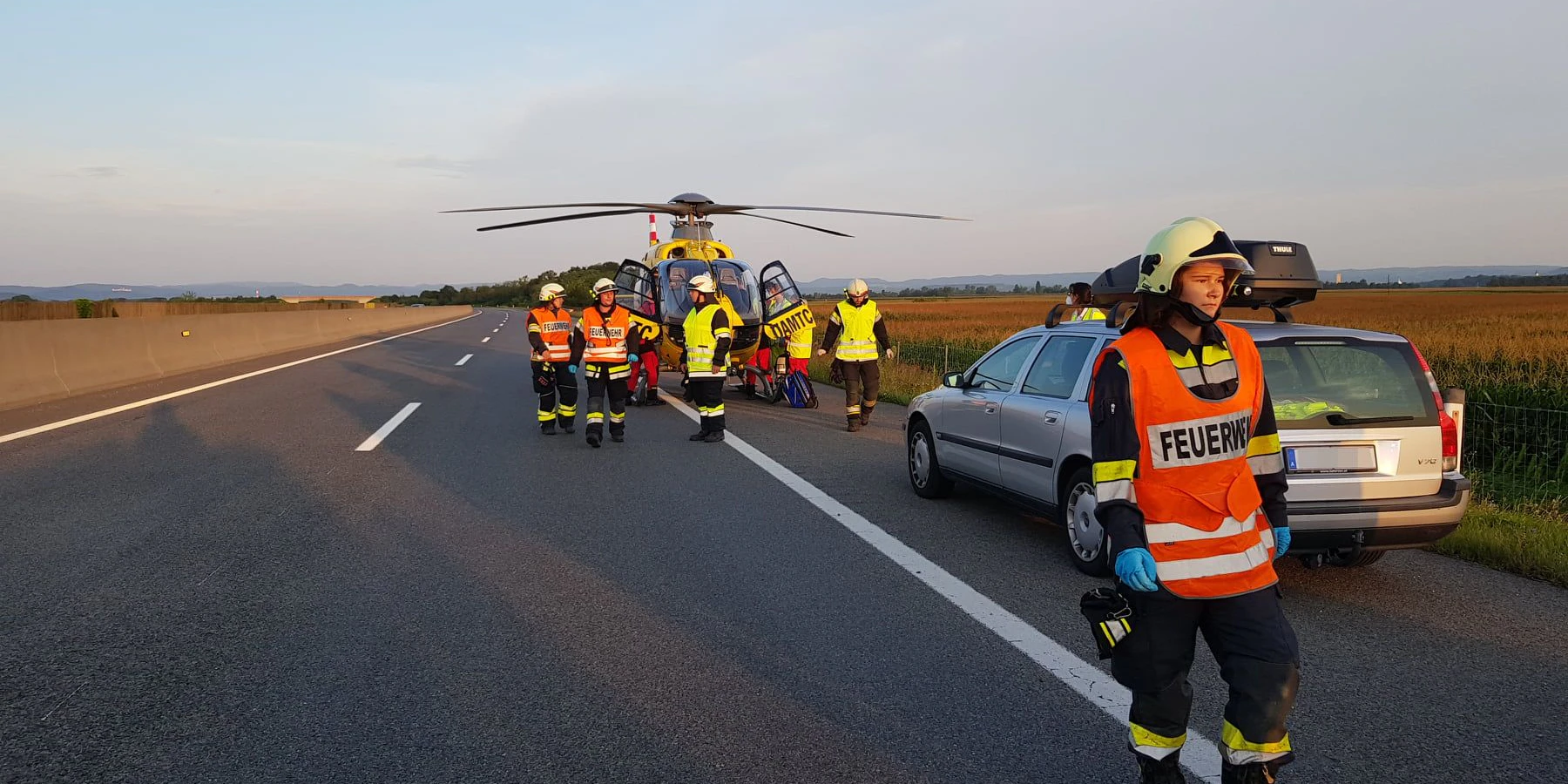 Der Helikopter landete auf der Straße.