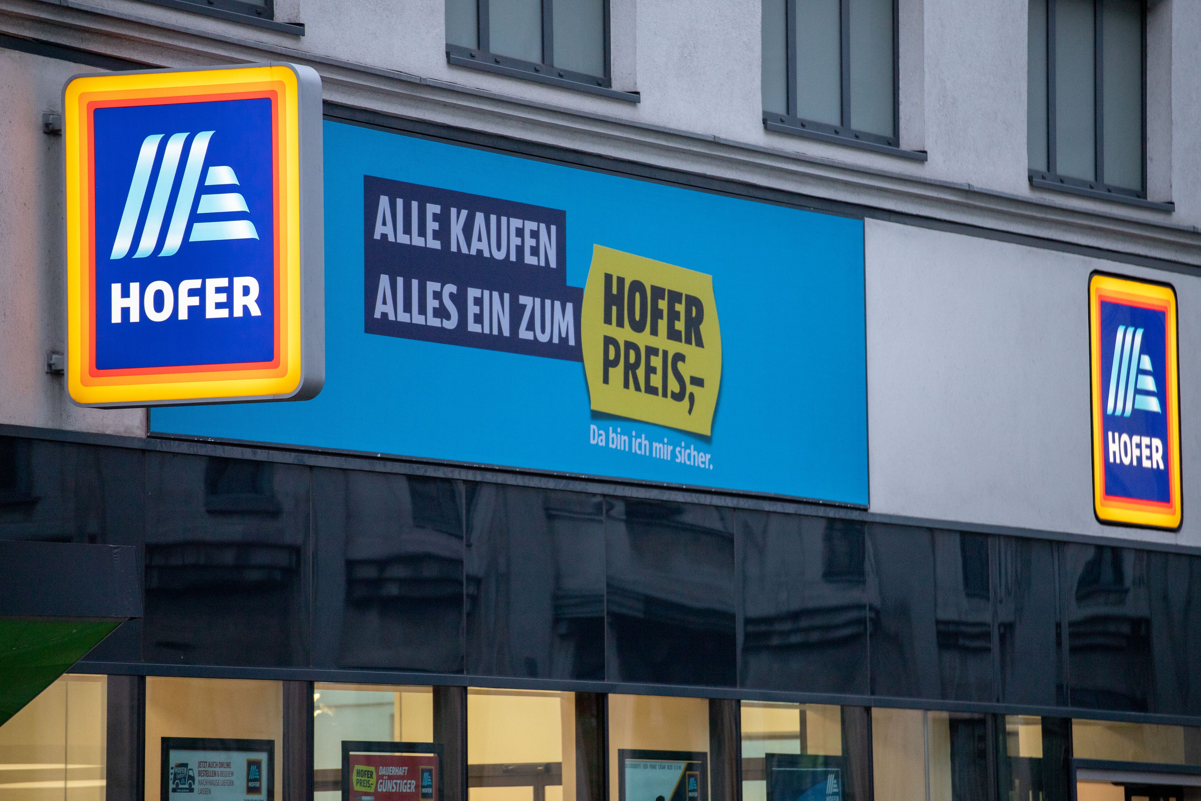 Hofer möchte die Filialen moderner gestalten.